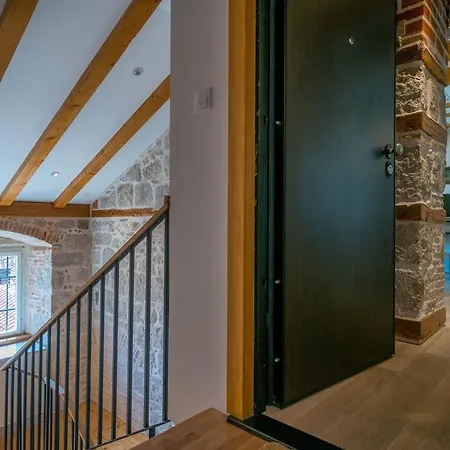 阿提卡斯公寓 公寓 *