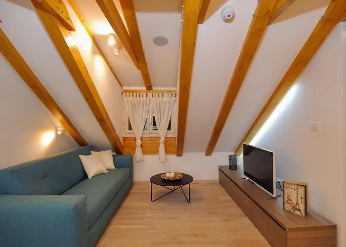 阿提卡斯公寓 *